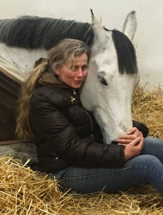 Alice Schuurman bij de stal